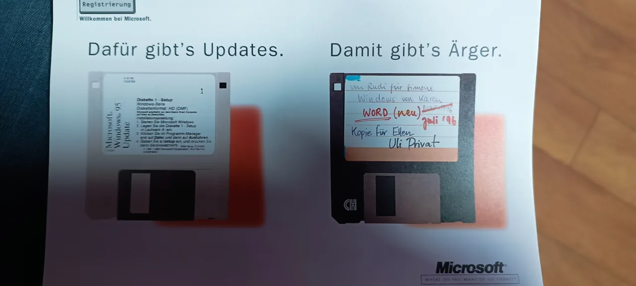 Microsoft-Anzeige in Dennis’ Windows-95-Handbuch mit bedruckter Originaldiskette und handschriftlich beschrifteter Kopie.
